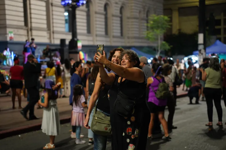 Dos mujeres se toman una foto durante una movilización por el Día Internacional de la Mujer en la explanada del edificio principal de la Universidad de la República.