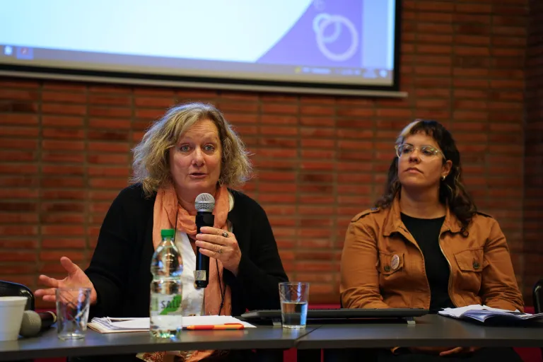 Dos mujeres exponen durante una actividad en la Universidad de la República.