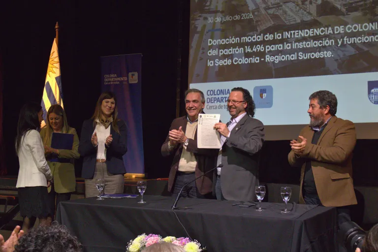 acto de firma de la donación modal del predio donde funcionará la futura sede universitaria del departamento de Colonia