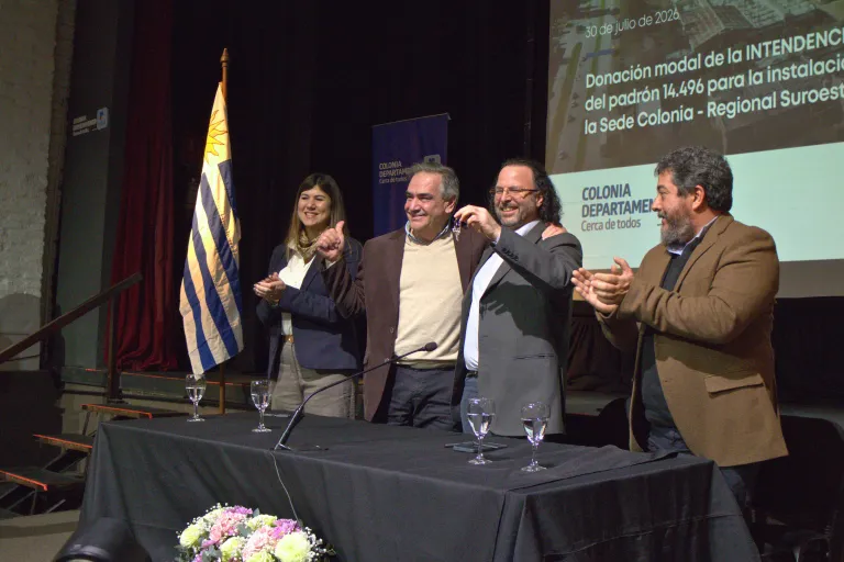 acto de firma de la donación modal del predio donde funcionará la futura sede universitaria del departamento de Colonia