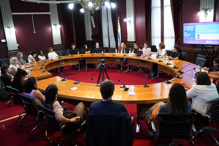Grupo de mujeres reunidas en la sala Maggiolo