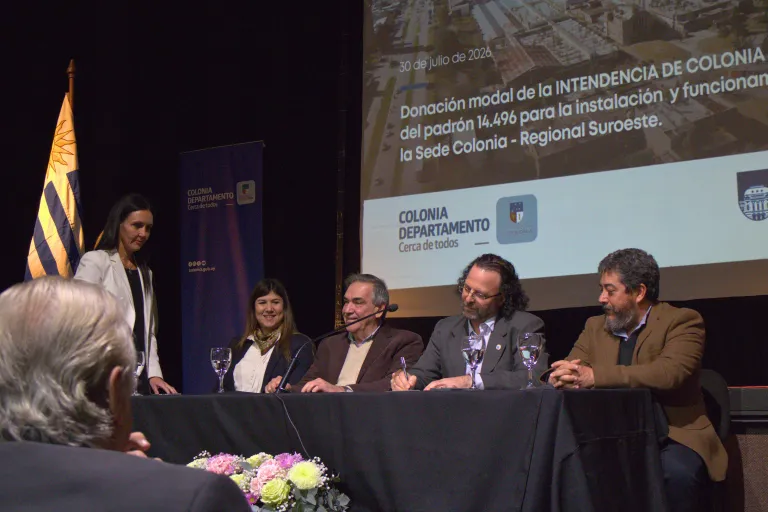 acto de firma de la donación modal del predio donde funcionará la futura sede universitaria del departamento de Colonia