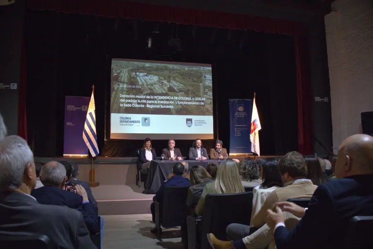 acto de firma de la donación modal del predio donde funcionará la futura sede universitaria del departamento de Colonia