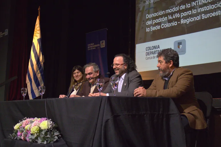 acto de firma de la donación modal del predio donde funcionará la futura sede universitaria del departamento de Colonia