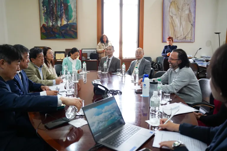 Delegación de la Universidad de Qingdao visita la Udelar