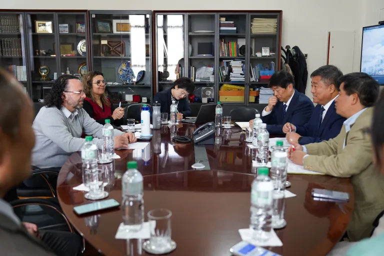 Delegación de la Universidad de Qingdao visita la Udelar