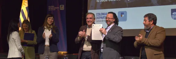 acto de firma de la donación modal del predio donde funcionará la futura sede universitaria del departamento de Colonia