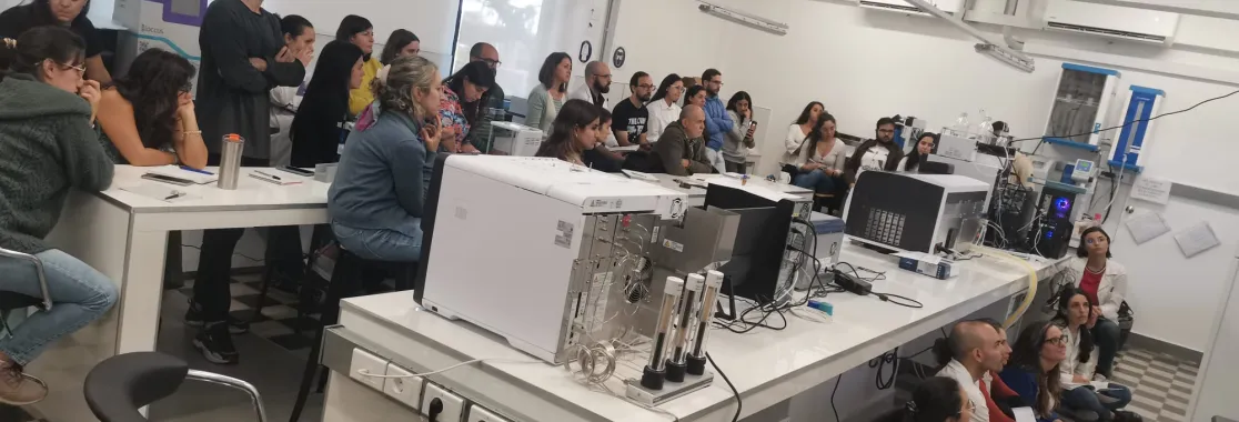Docentes de FQ en el CefI capacitándose en nuevos equipos a estrenar. Foto: FQ