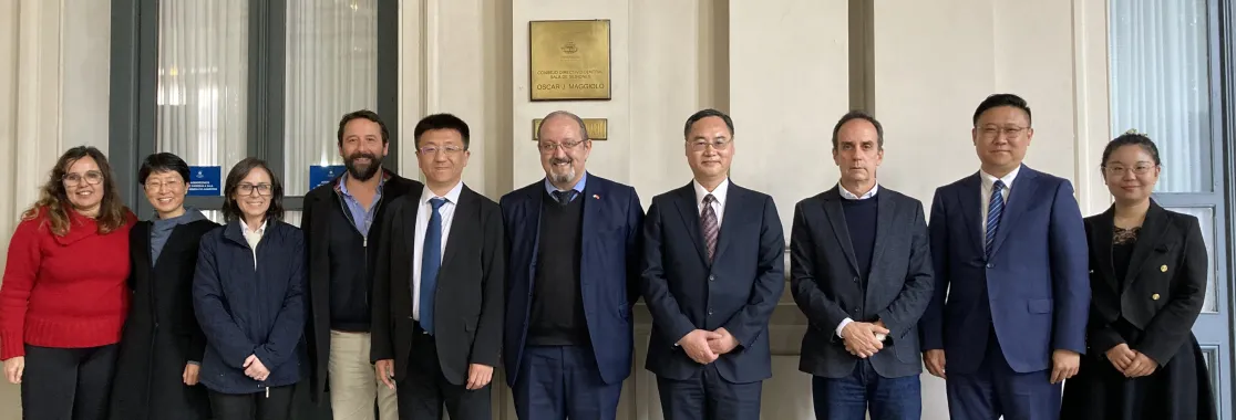 Delegación de la Universidad de Qingdao visita la Udelar Delegación de la Universidad de Qingdao visita la Udelar