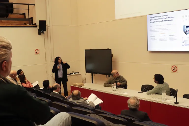 La Dra. Helena Pardo presenta su trabajo sobre nanobiomateriales funcionales