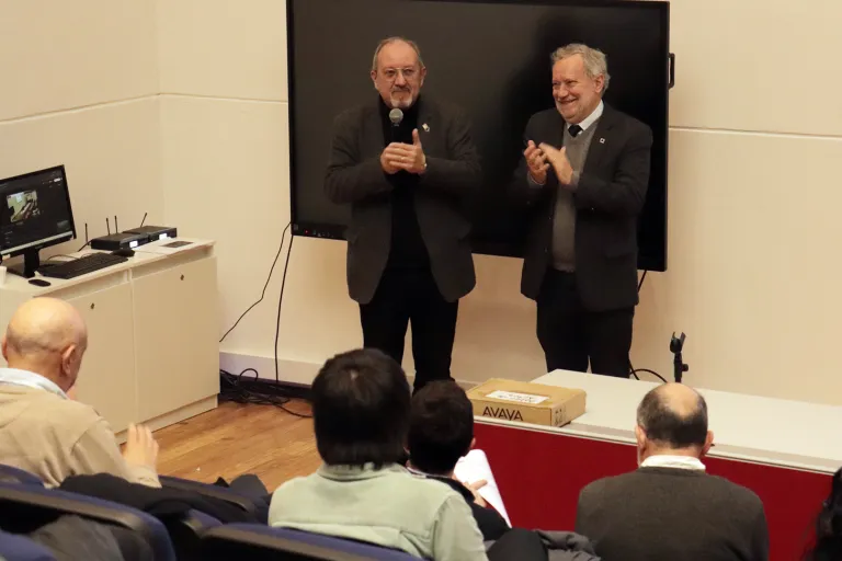 El Dr. Juan Cristina, presidente de la ANCiU, abre el seminario sobre nanotecnologías en el salón de actos de la Facultad de Química (Udelar)